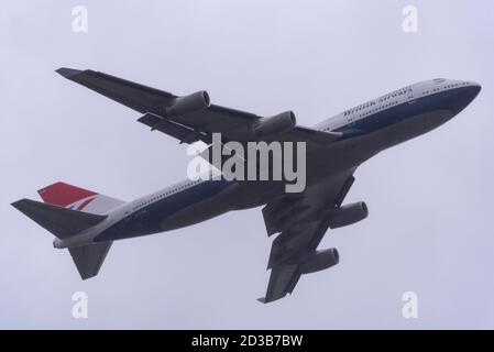 Flughafen London Heathrow, London, Großbritannien. Okt. 2020. British Airways hatte ein Paar pensionierte Boeing 747 Jumbo Jets im Lager in Heathrow, geerdet nach vorzeitiger Pensionierung aufgrund der COVID-19 Schaden für die Reisebranche. Registrierung G-CIVB (pic) hat bei schlechtem Wetter zuerst abgehoben und ist in einem speziellen Retro-Schema, um BA's hundertjähriges Jubiläum im Jahr 2019 zu feiern. Es hat 59 Millionen Meilen geflogen und wird als Museumsstück am Cotswold Airport gespart. G-CIVY folgte und ist in Standard BA-Lackierung, drehen und machen einen "missed Approach" zurück über den Flughafen vorbei an den Turm, bevor es weg wahrscheinlich für Schrott Stockfoto