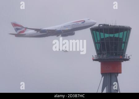 Flughafen London Heathrow, London, Großbritannien. Okt. 2020. British Airways hatte ein Paar pensionierte Boeing 747 Jumbo Jets im Lager in Heathrow, geerdet nach vorzeitiger Pensionierung aufgrund der COVID-19 Schaden für die Reisebranche. Anmeldung G-CIVB hat bei schlechtem Wetter zuerst abgehoben und ist in einem speziellen Retro-Schema zur Feier des 100-jährigen Bestehens der BA im Jahr 2019. Es hat 59 Millionen Meilen geflogen und wird als Museumsstück am Cotswold Airport gespart. G-CIVY folgte und ist in Standard BA-Lackierung, drehen und machen einen "missed Approach" zurück über den Flughafen vorbei an den Turm, bevor es weg wahrscheinlich für Schrott Stockfoto