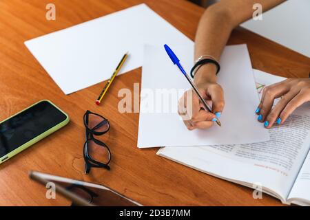 Studentin, die Unterricht macht Stockfoto
