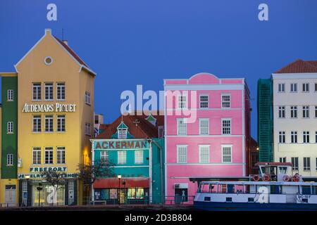 Curacao, Willemstad, koloniale Kaufmann Häuser säumen Handelskade entlang Punda's Waterfront Stockfoto