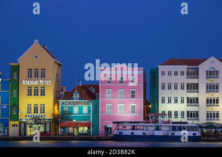 Curacao, Willemstad, Blick auf St Anna Bay mit Blick auf koloniale Kaufmannshäuser säumen Handelskade entlang Punda's Waterfront Stockfoto