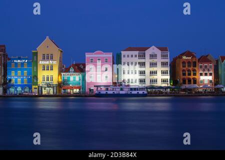 Curacao, Willemstad, Blick auf St Anna Bay mit Blick auf koloniale Kaufmannshäuser säumen Handelskade entlang Punda's Waterfront Stockfoto