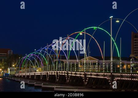 Curacao, Willemstad, Königin Emma Ponton Brücke in der Nacht Stockfoto