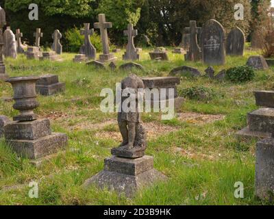 Kopflose Statuen auf einem Friedhof Stockfoto