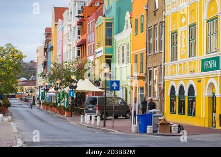 Curacao, Willemstad, koloniale Kaufmann Häuser säumen Handelskade entlang Punda's Waterfront Stockfoto