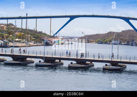 Curacao, Willemstad, Königin Emma Ponton Brücke mit Königin Juliana Brücke im Hintergrund Stockfoto