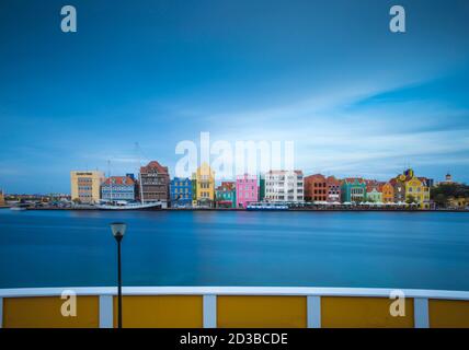 Curacao, Willemstad, Blick auf St Anna Bay mit Blick auf koloniale Kaufmannshäuser säumen Handelskade entlang Punda's Waterfront Stockfoto