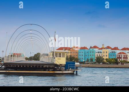 Curacao, Willemstad, Königin Emma Ponton Brücke mit Otrobanda im Hintergrund Stockfoto