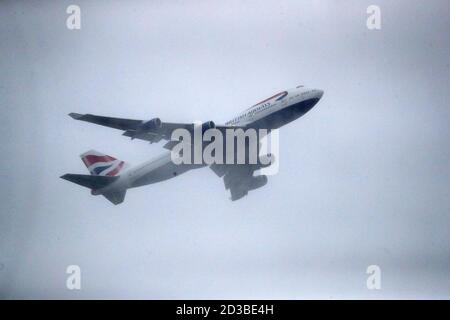 RÜCKÜBERTRAGUNG AUFHEBUNG DER BEZUGNAHME AUF DAS DOPPELSTARTFLUGZEUG G-CIVY, eines der letzten beiden Boeing 747-400-Flugzeuge von British Airways, hebt bei seinem endgültigen Abflug vom Flughafen Heathrow in London ab. Der Ausscheiden der Flotte wurde infolge der Auswirkungen der Covid-19-Pandemie auf die Fluggesellschaft und den Luftverkehrssektor vorangebracht. Stockfoto