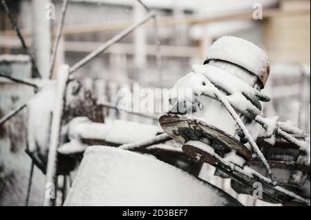 Motor alte Betonmischer im Frühlingsschnee. Stockfoto