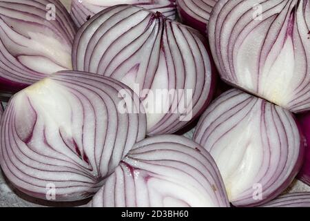 Geschnittene und gehackte rote Zwiebeln, Zubereitung von Speisen. Stockfoto