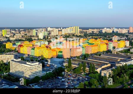 Farbige Regenbogenhäuser in Kiew Luftbild. Panorama Stockfoto