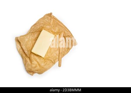 Ein Block Butter auf einem zerknittert braunen Papier und Auf weißem Hintergrund Stockfoto