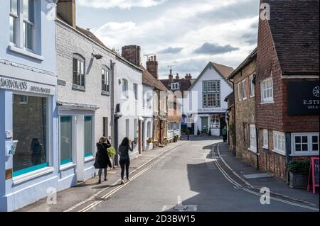 Zwei Frauen, die die Middle Street in Petworth, West Sussex, entlang gehen. Stockfoto