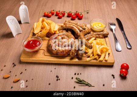 Set von gegrillten Würstchen ein Holzbrett Jagd Würstchen, Schweinefleisch Würstchen, hausgemachte Stockfoto