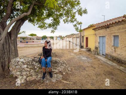 San Salvatore di Sinis (Sardegna, Italien) - kleines mittelalterliches Dorf, Teil der Gemeinde Cabras, als Drehort für viele westliche Filme. Stockfoto