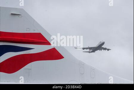 Das Flugzeug G-CIVY, eines der letzten beiden Boeing 747-400-Flugzeuge von British Airways, fliegt nach seinem endgültigen Abflug vom Londoner Flughafen Heathrow vorbei. Der Ausscheiden der Flotte wurde infolge der Auswirkungen der Covid-19-Pandemie auf die Fluggesellschaft und den Luftverkehrssektor vorangebracht. Stockfoto