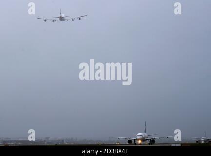 Das Flugzeug G-CIVY, eines der letzten beiden Boeing 747-400-Flugzeuge von British Airways, fliegt nach seinem endgültigen Abflug vom Londoner Flughafen Heathrow vorbei. Der Ausscheiden der Flotte wurde infolge der Auswirkungen der Covid-19-Pandemie auf die Fluggesellschaft und den Luftverkehrssektor vorangebracht. Stockfoto