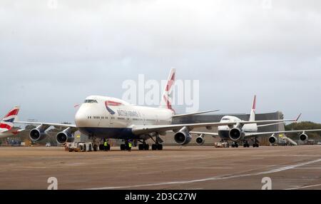 Die beiden letzten Boeing 747-400-Flugzeuge von British Airways, die als G-CIVY (Front) und G-CIVB bezeichnet werden, bereiten sich auf den letzten Flug vom Londoner Flughafen Heathrow vor, nachdem die 747-Flotte der Fluggesellschaft aufgrund der Auswirkungen der Covid-19-Pandemie auf die Fluggesellschaft und den Luftfahrtsektor eingestellt wurde. Stockfoto