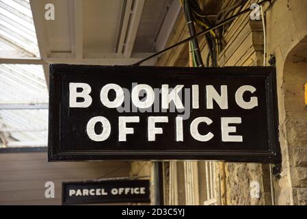 Vintage Booking Büro Schild auf dem Bahnsteig bei Hebden Bridge Railway Station, Yorkshire, UK Stockfoto