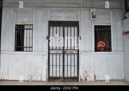Altes Holzhaus mit Fenster und Türroste. Typisch für chinesische Clanhäuser. Stockfoto