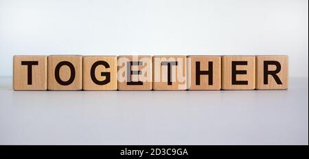 Holzwürfel bilden die Worte "zusammen" auf schönem weißen Hintergrund. Geschäftskonzept. Speicherplatz kopieren. Stockfoto