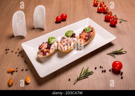 Bruschetta mit Feta, Tomaten, Roggenbaguette, Frischkäse, Feta, Basilikum, Tomaten Stockfoto