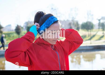 Porträt einer Frau in Sportkleidung im Park Stockfoto