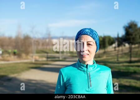 Porträt einer Frau in Sportkleidung im Park Stockfoto