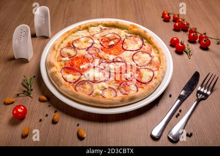 Pizza mit Feta und Salami dünne Kuchen, Sahne, italienische Salami, Tomaten, mariniert Stockfoto