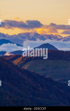 Herrliche Aussicht auf Hügel und Alpengipfel bei Sonnenuntergang in Slowenien. Wandern, Natur, Umwelt und Wetterkonzepte Stockfoto
