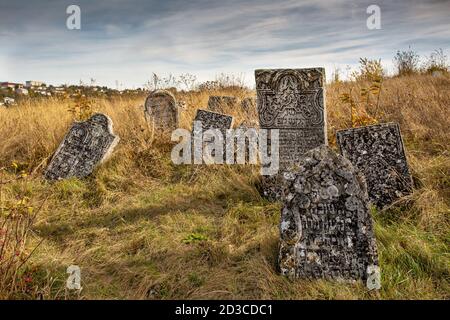 12.10.2019 Satanov Ukraine. Alter jüdischer Friedhof im Herbst Stockfoto