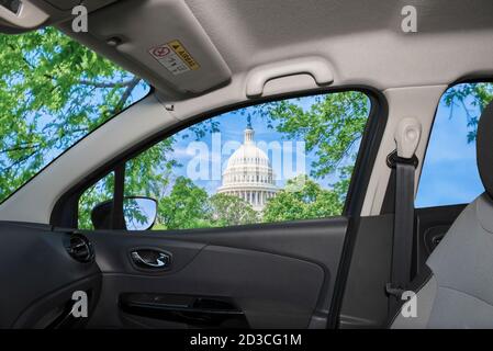 Blick durch ein Autofenster mit Blick auf das Kapitolgebäude der Vereinigten Staaten, das ikonische Zuhause des Kongresses der Vereinigten Staaten, Washington DC, USA Stockfoto