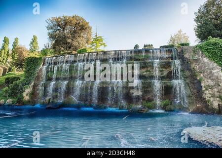 Landschaftlich schöner Wasserfall im großen Brunnen des EUR künstlichen Sees, modernes Viertel im Süden von Rom, Italien Stockfoto