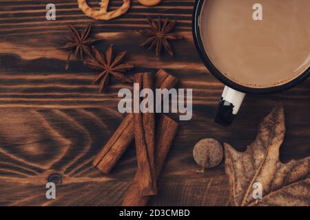 Herbst-Leafs, Herbst-Themen Dekoration, und Kaffee-Tasse auf Holztisch Stockfoto