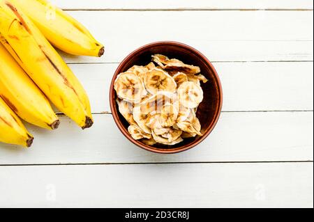 Reife frische und getrocknete Banane in einer Schüssel Stockfoto