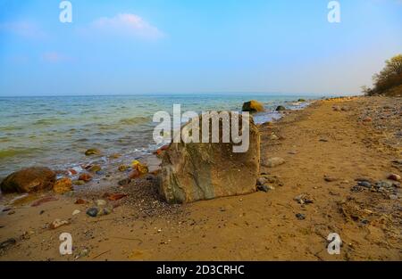 Der unbekannte Künstler ließ es offen, dem er sein Herz widmete. Die Ostsee oder ihr Liebhaber? Stockfoto