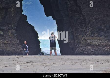 AUCKLAND, NEUSEELAND - 10. März 2019: Auckland / Neuseeland - 10 2019. März: Fotograf macht ein Bild am Piha Keyhole Stockfoto