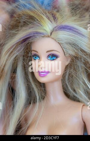 Nahaufnahme einer Barbie Puppe mit blonden Haaren Stockfoto