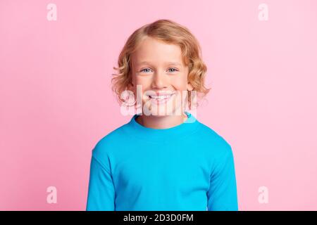 Foto von entzückenden kleinen Kind toothy strahlend lächelnd tragen blau Rollkragen isoliert pastellrosa Farbe Hintergrund Stockfoto