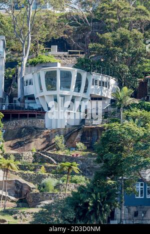 Das von den Einheimischen als Spaceship House bezeichnete Haus im The Spit in Sydney überblickt den Hafen von Sydney und wurde 1964 vom Architekten Stan Symponds entworfen. Stockfoto