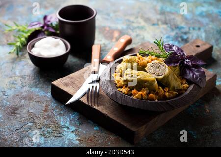 Kohlröllchen gefüllt mit Hackfleisch und Gemüse auf Holzplatte, selektiver Fokus Stockfoto