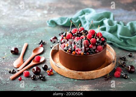 Schokoladenkuchen mit frischen Beeren, selektiven Fokus Stockfoto