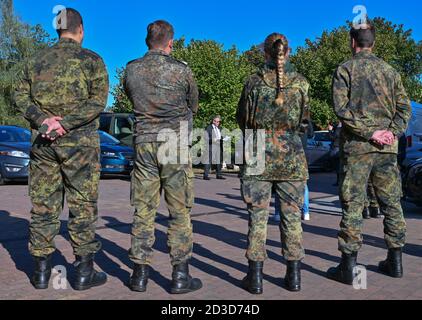 08. Oktober 2020, Brandenburg, Groß Gastrose: Harald Altekrüger (M, CDU), Landrat des Landkreises Spree-Neisse, spricht bei einer Pressekonferenz vor Soldaten der Bundeswehr über die Maßnahmen zur Eindämmung der Afrikanischen Schweinepest (ASP). Um die Maßnahmen des Landkreises Spree-Neisse im Kampf gegen die Afrikanische Schweinepest zu unterstützen, sind derzeit Soldaten des Jägerbataillons 413 und der Reserve Support Company Brandenburg im Einsatz. Insgesamt gibt es etwa 140 Soldaten, die in zwei Einsatzphasen eingesetzt werden. Foto: Patrick Pleul/dpa-Zentralbild/dpa Stockfoto