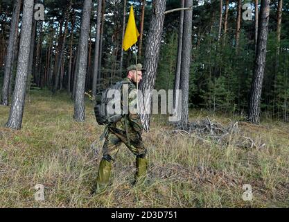 08. Oktober 2020, Brandenburg, Groß Gastrose: Ein Soldat der Bundeswehr vom Jägerbataillon 413 aus Torgelow (Mecklenburg-Vorpommern) sucht im Rahmen der Hilfe zur Eindämmung der Afrikanischen Schweinepest (ASP) einen Wald nach Damwild. Soldaten des Jägerbataillons 413 und der Reserve Support Company Brandenburg sind derzeit im Einsatz, um die Maßnahmen des Landkreises Spree-Neisse im Kampf gegen die Afrikanische Schweinepest zu unterstützen. Insgesamt gibt es etwa 140 Soldaten, die in zwei Einsatzphasen eingesetzt werden. Foto: Patrick Pleul/dpa-Zentralbild/dpa Stockfoto