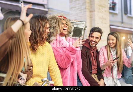 Gruppenfreunde mit Spaß Musik hören mit Vintage Boombox - Glückliche junge Leute, die in der Stadt draußen Party machen Stockfoto