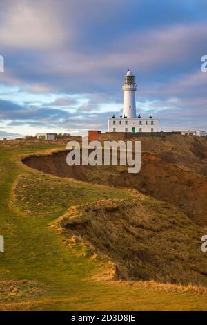 Flamborough Lighthouse und Cliff Path in Abendsonne in Flamborough Head, East Riding of Yorkshire, UK Winter (januar 2017) Stockfoto