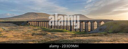 Gestickte Panoramaaufnahme des Ribblehead Viadukts von Batty Moss, mit Blick auf Ingleborough Hill in der Ferne. Ribblesdale, North Yorkshire, Yorkshir Stockfoto