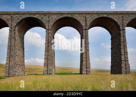 Die Bögen am Ribblehead Viadukt, das Batty Moss überspannt, nahe Horton-in-Ribblesdale, Yorkshire Dales, Großbritannien Stockfoto