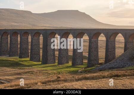 Ribblehead Viadukt von Batty Moss, mit Blick auf Ingleborough Hill in der Ferne. Ribblesdale, North Yorkshire, Yorkshire Dales National Park. Winte Stockfoto